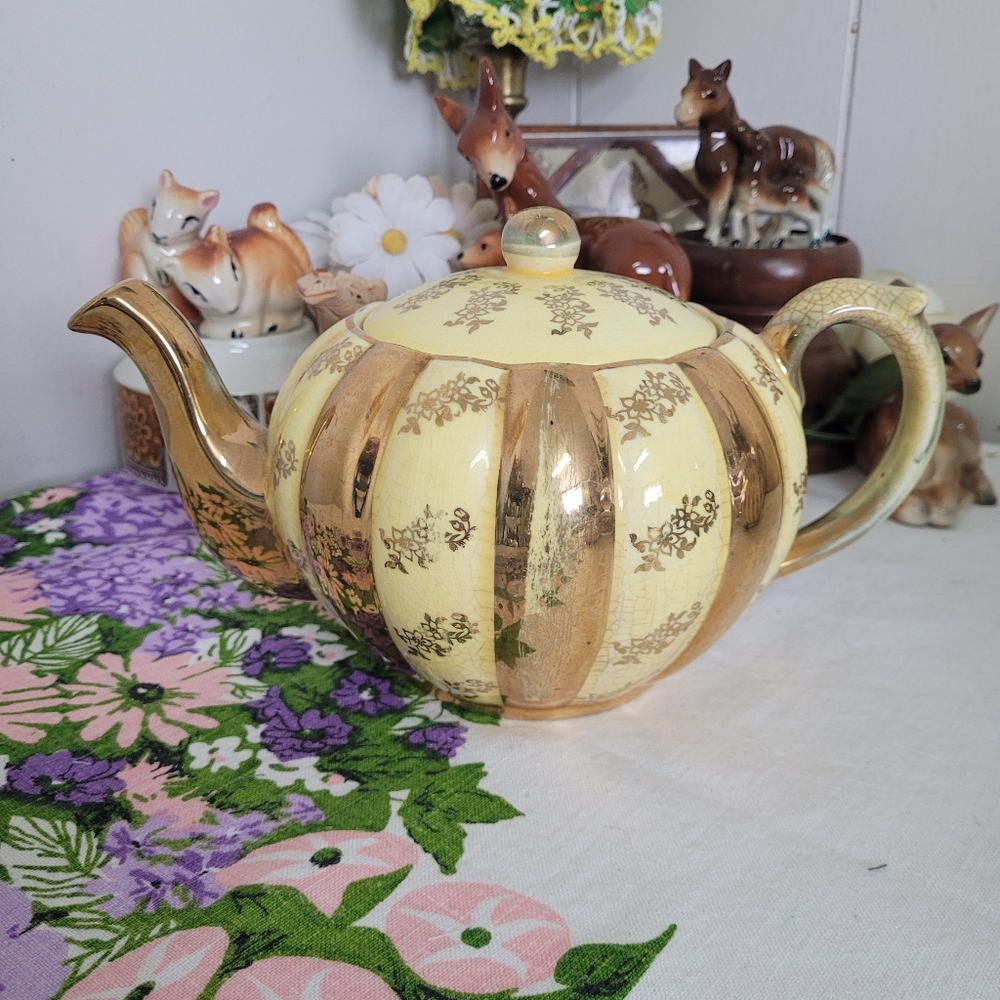 Vintage Gibson's Staffordshire "pumpkin style" teapot in yellow and gold AS IS
